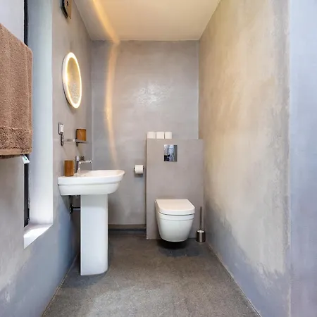 Old Town 2br Spacious House With Private Garden And Free Parking * Пловдив