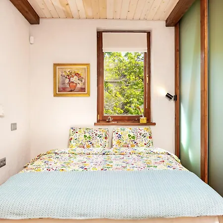 Old Town 2br Spacious House With Private Garden And Free Parking Луксозна вила