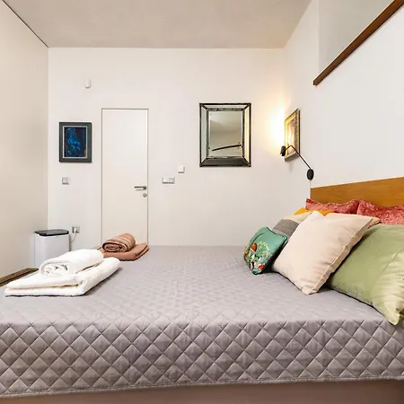 Old Town 2br Spacious House With Private Garden And Free Parking Луксозна вила *