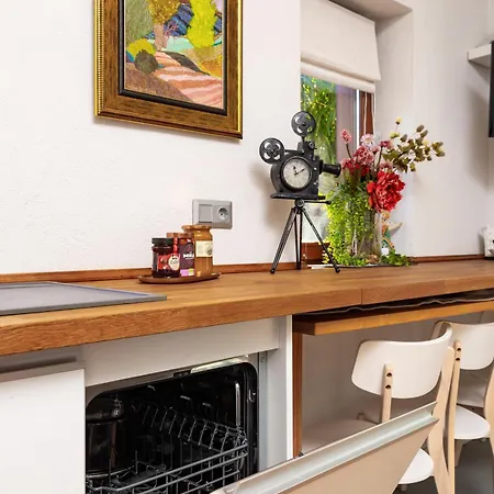 Old Town 2br Spacious House With Private Garden And Free Parking فيلة