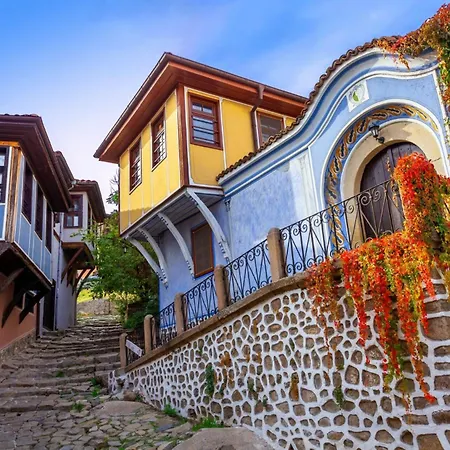 Old Town 2br Spacious House With Private Garden And Free Parking * بلوفديف