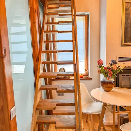 Old Town 2br Spacious House With Private Garden And Free Parking Луксозна вила